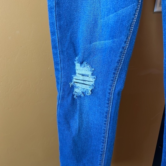 Almost Famous Juniors' High-Rise Destructed Skinny Jeans Size 3 - Picture 3 of 11